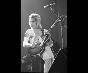 Mick Ronson, playing some good guitar.